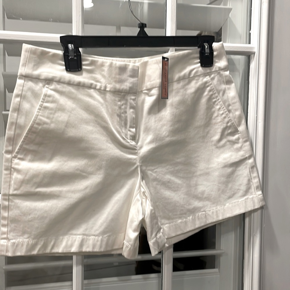Vineyard Vines size 4 white Dayboat classic shorts!
